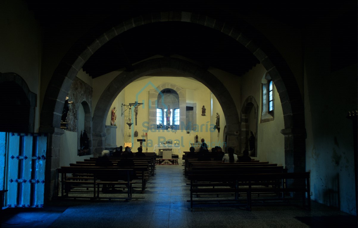 Interior de la iglesia hacia la cabecera