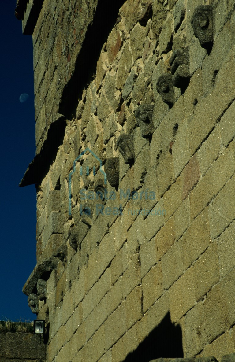 Alero del muro sur de la nave