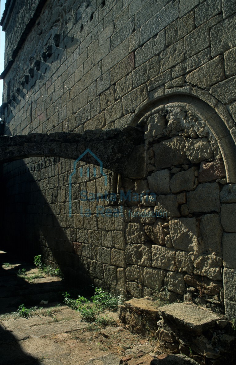 Fachada sur, con la primitiva portada románica