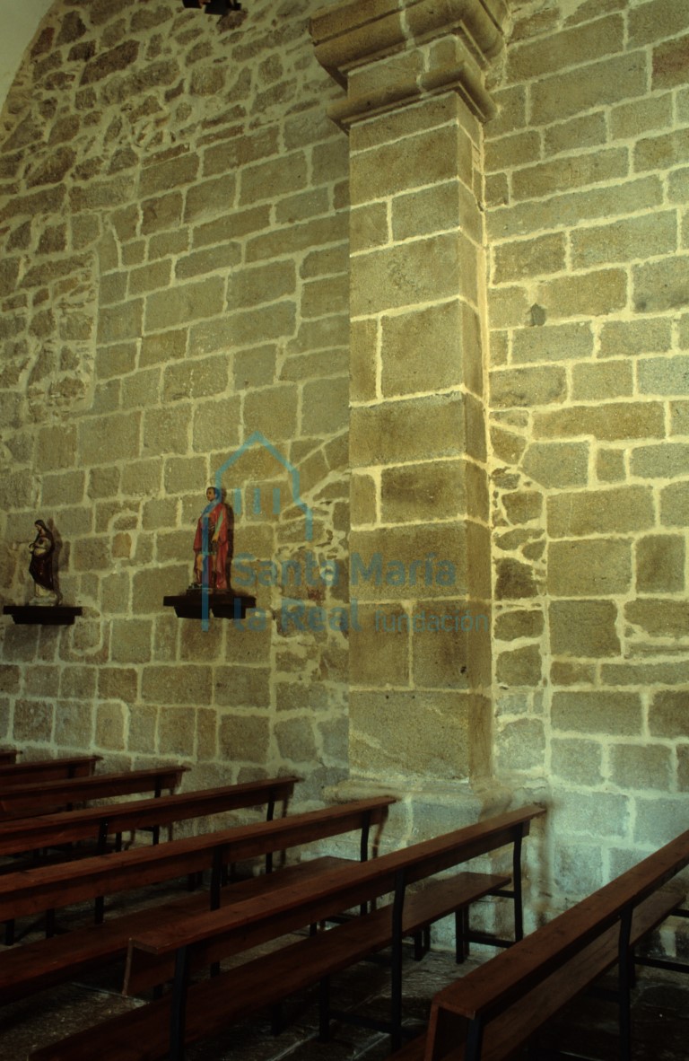 Muro de la epístola, con el paramento románico de sillería