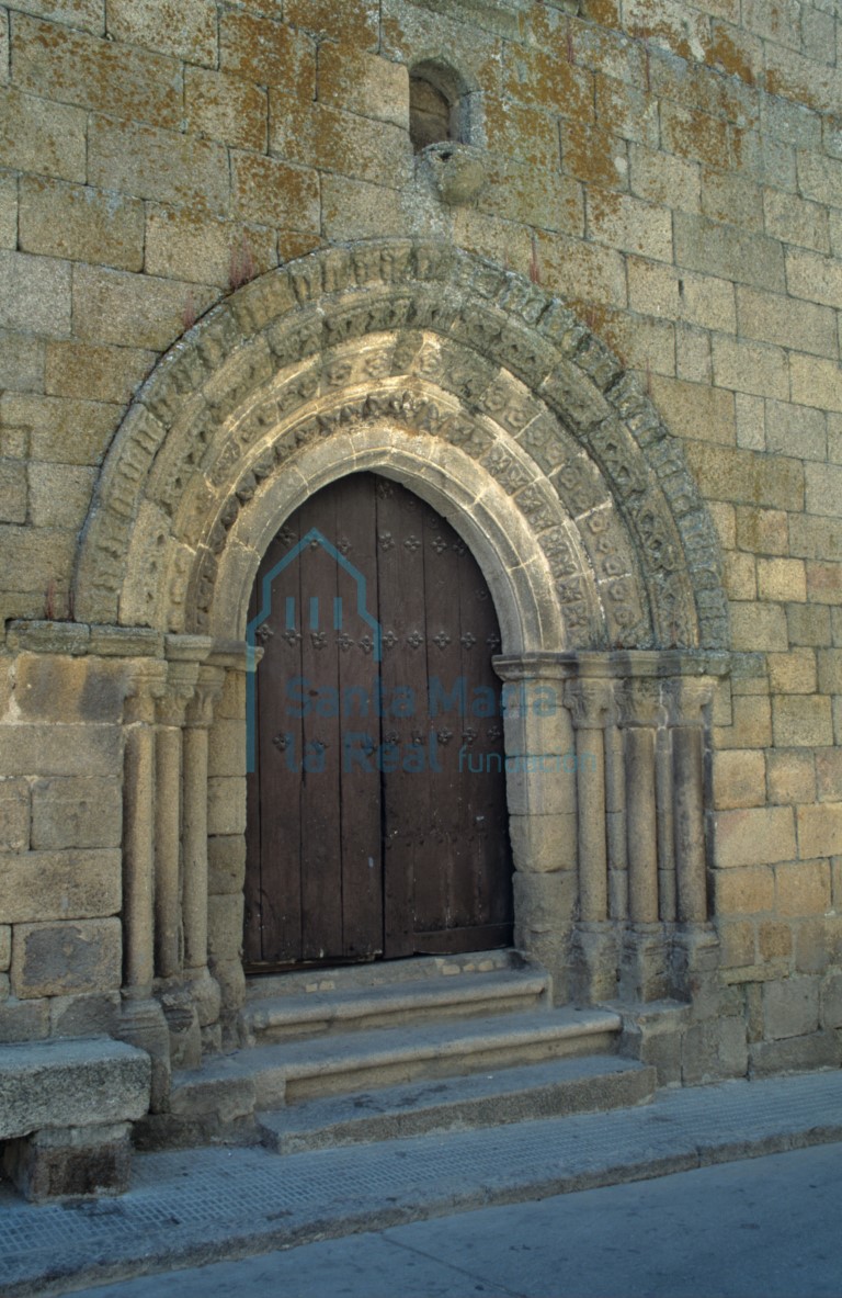 Vista de la portada occidental