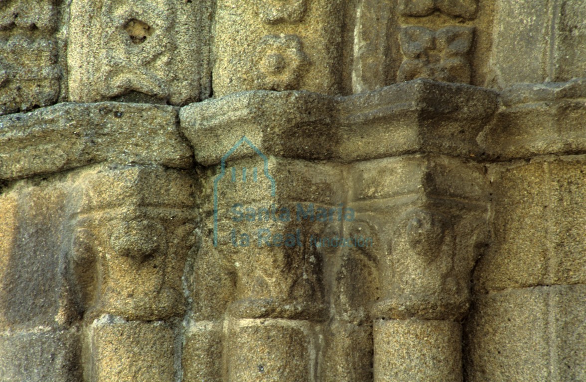 Detalle de los capiteles del lado izquierdo de la portada occidental