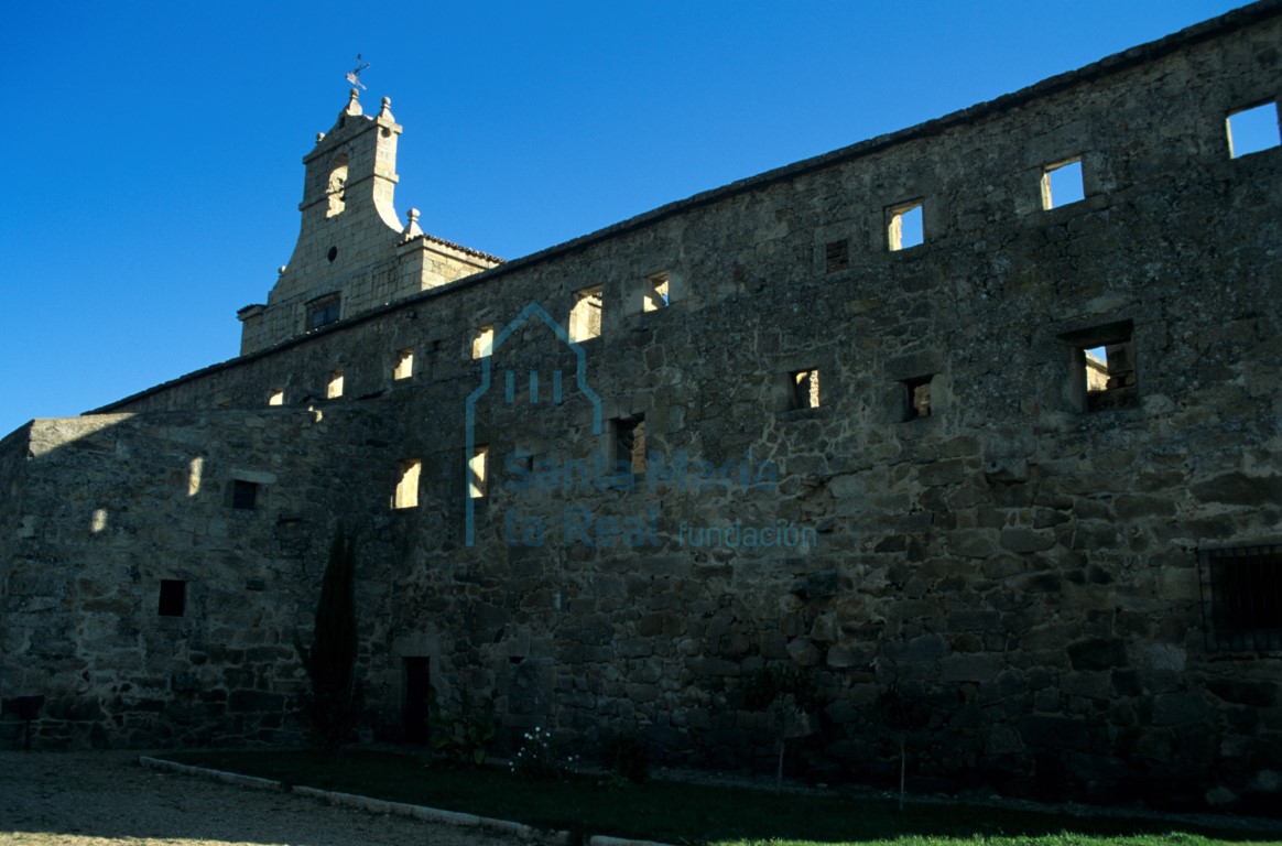 Vista del muro exterior del recinto desde el lado oeste
