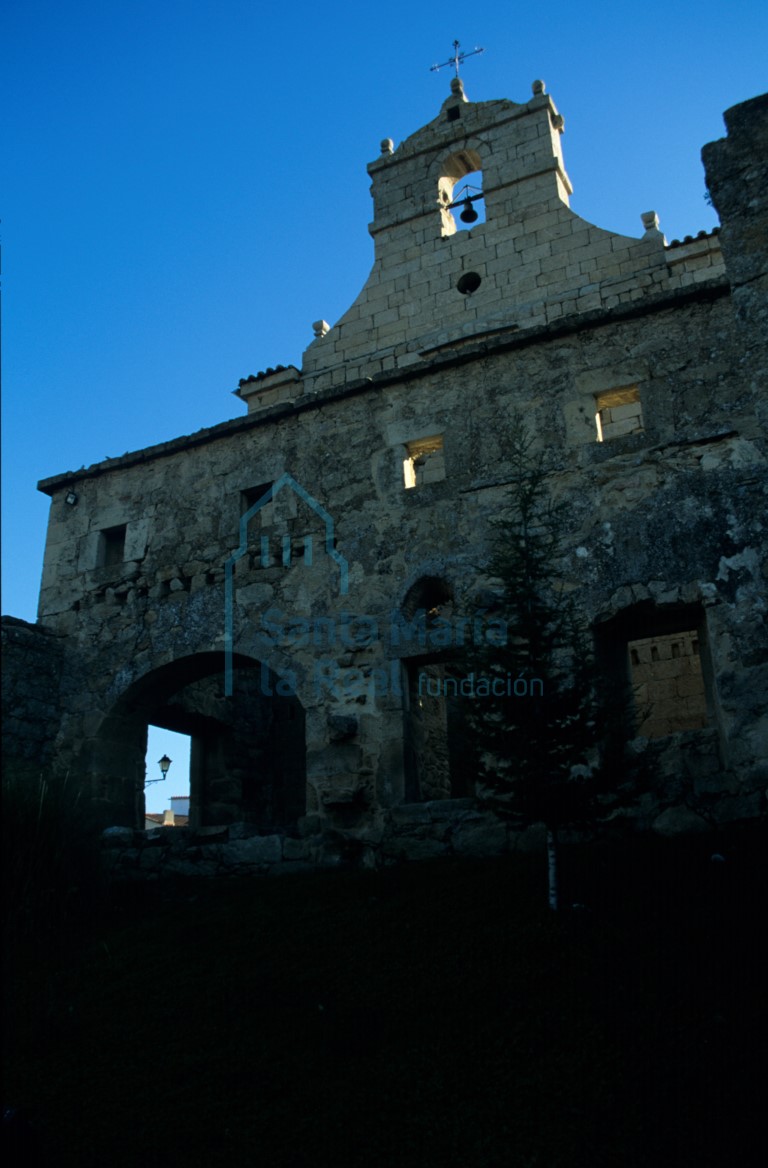 Vista del hastial de la iglesia desde el lado oeste