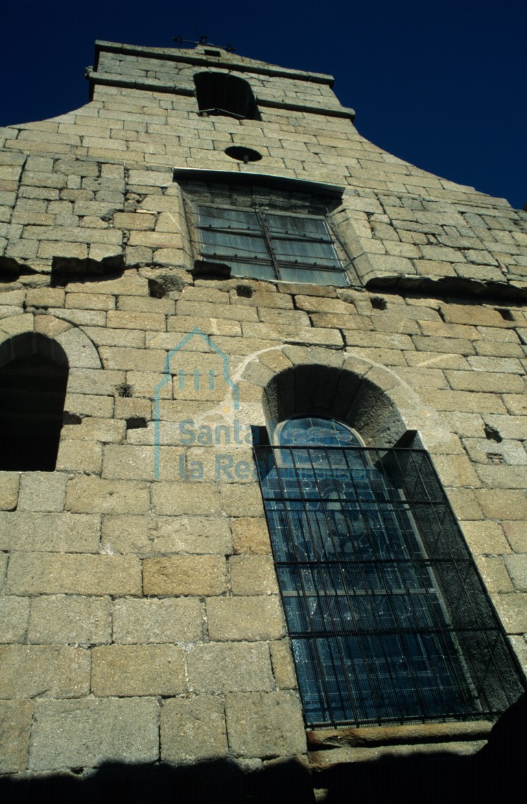 Vista del hastial de la iglesia