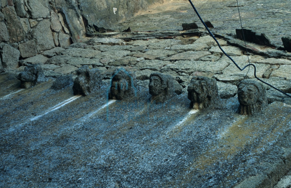 Detalle de los canecillos en el muro sur de la cabecera. Uno roto y el resto con decoración antropomorfa y zoomorfa