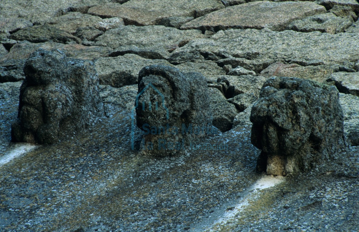 Detalle de los canecillos en el muro sur de la cabecera. Decoración antropomorfa y zoomorfa