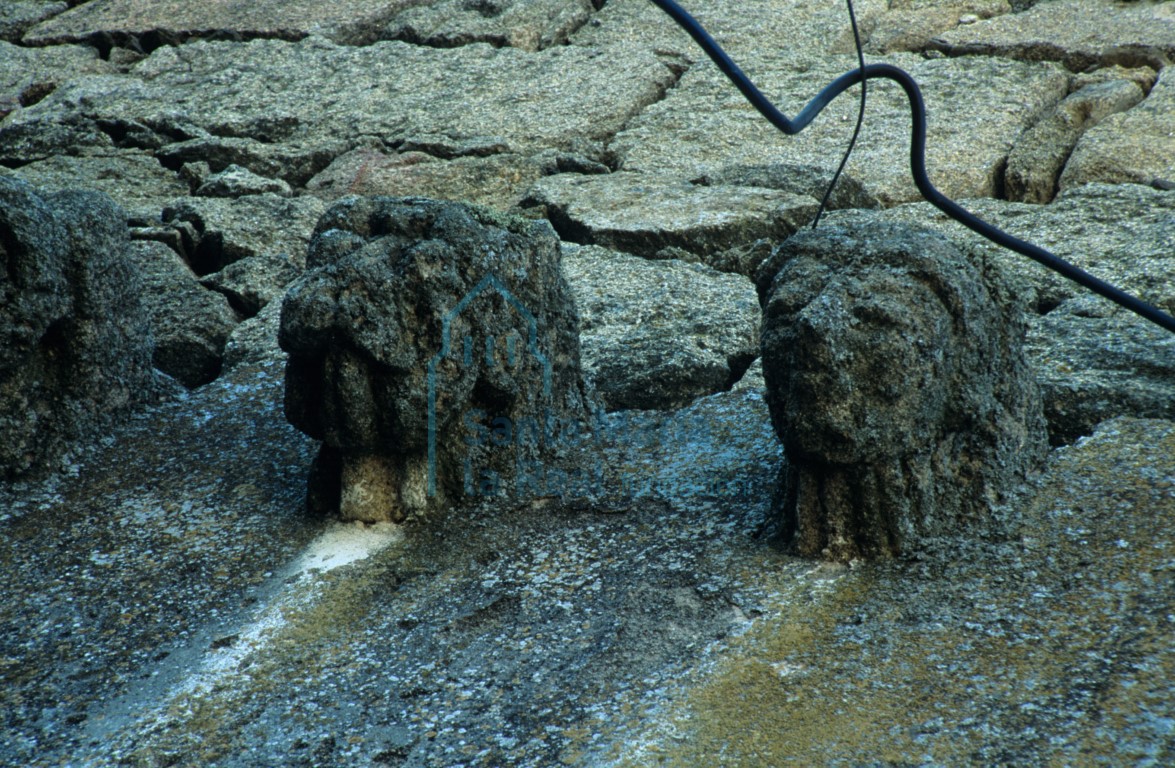 Detalle de los canecillos en el muro sur de la cabecera. Decoración antropomorfa y zoomorfa