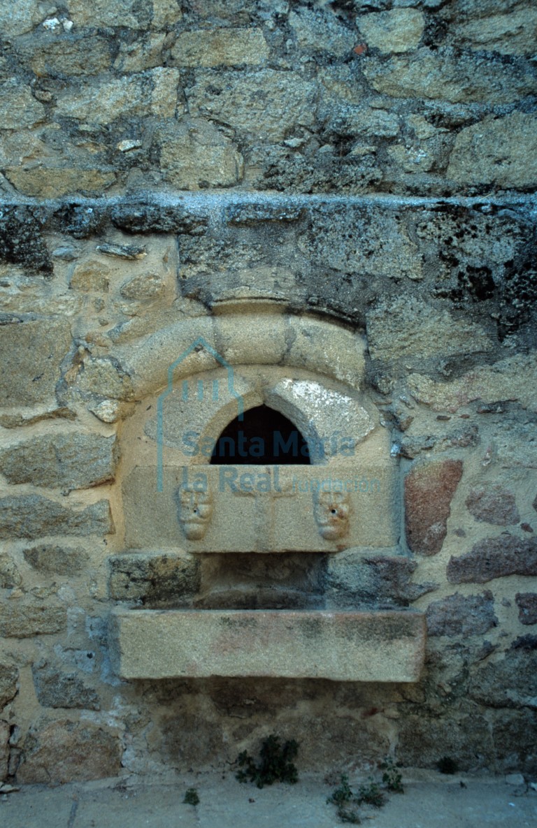 Fuentecilla o aguamanil en el muro sur de la cabecera
