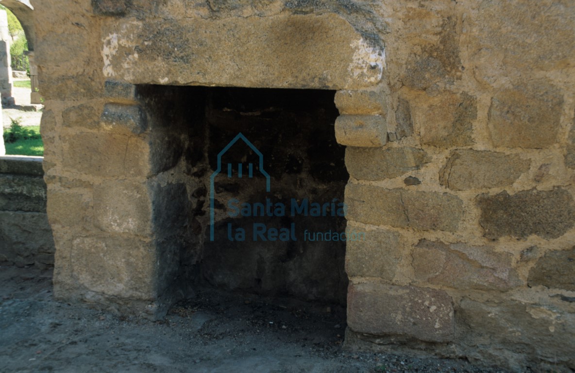 Detalle de la chimenea situada en las dependencias adosadas al sur del claustro Detalle de la chimenea situada en las dependencias adosadas al sur del claustro