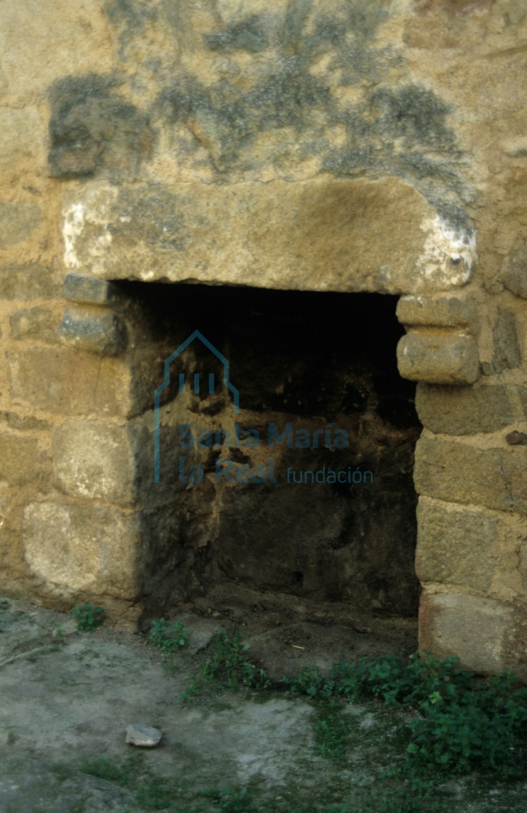 Detalle de la chimenea situada en las dependencias adosadas al sur del claustro