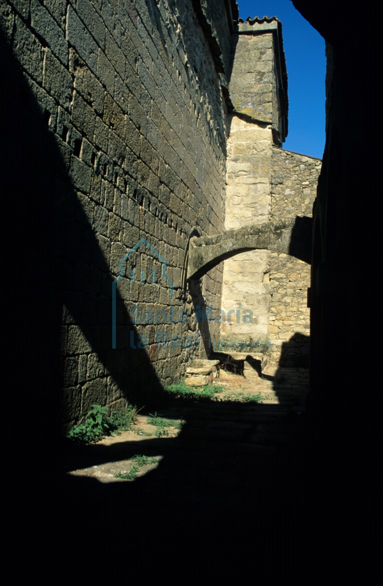 Vista del muro meridional al que se adosaron las dependencias conventuales