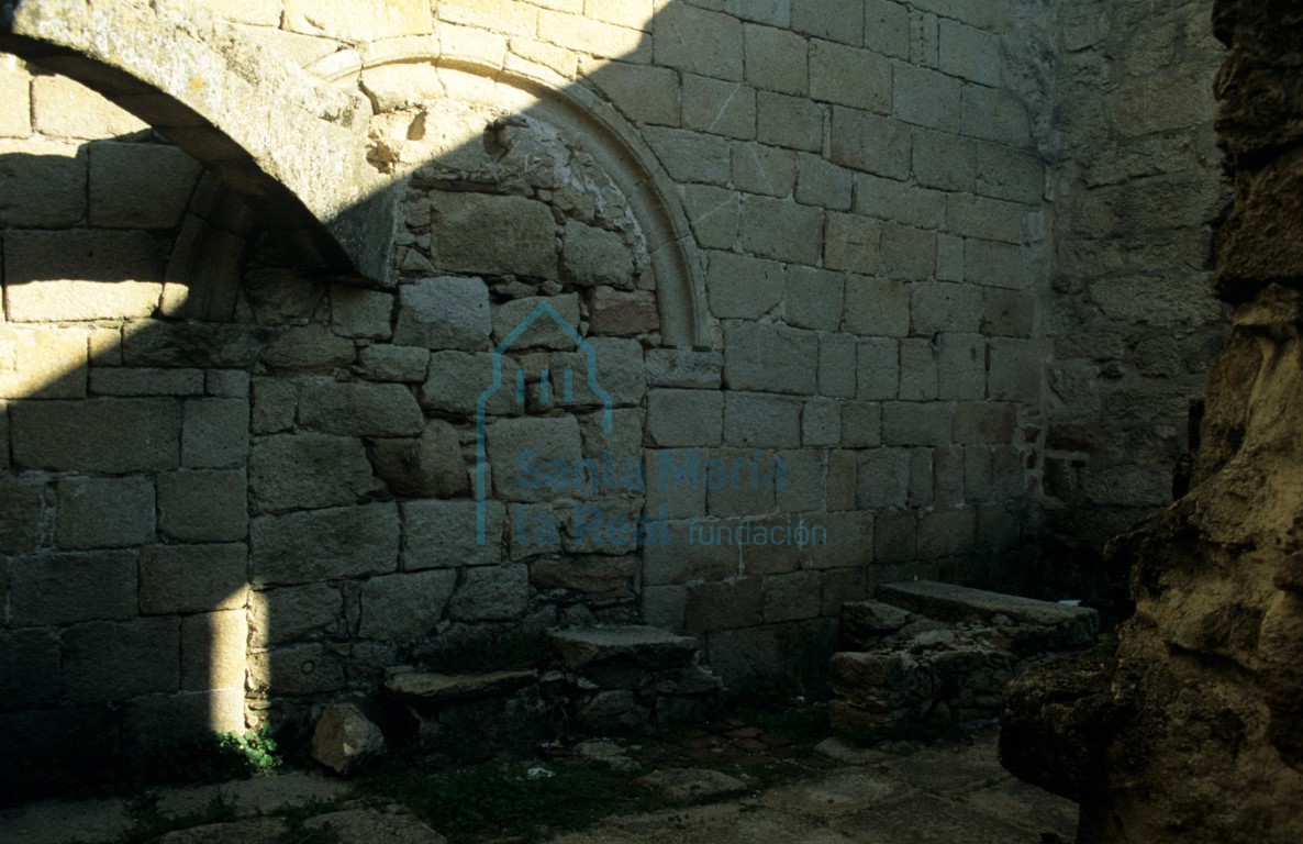 Vista del muro meridional de la nave con la primitiva portada románica