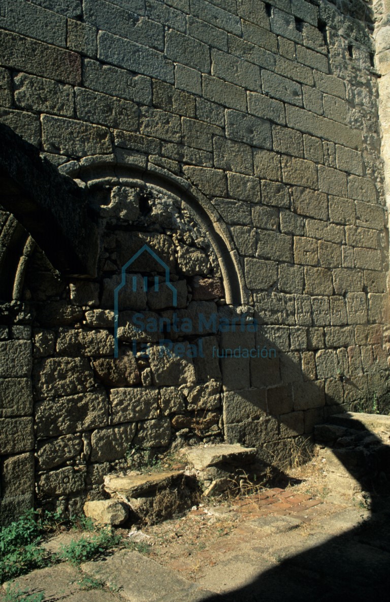Vista del muro meridional de la nave con la primitiva portada románica
