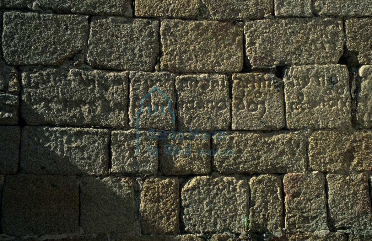 Inscripción en el exterior del muro sur de la nave.