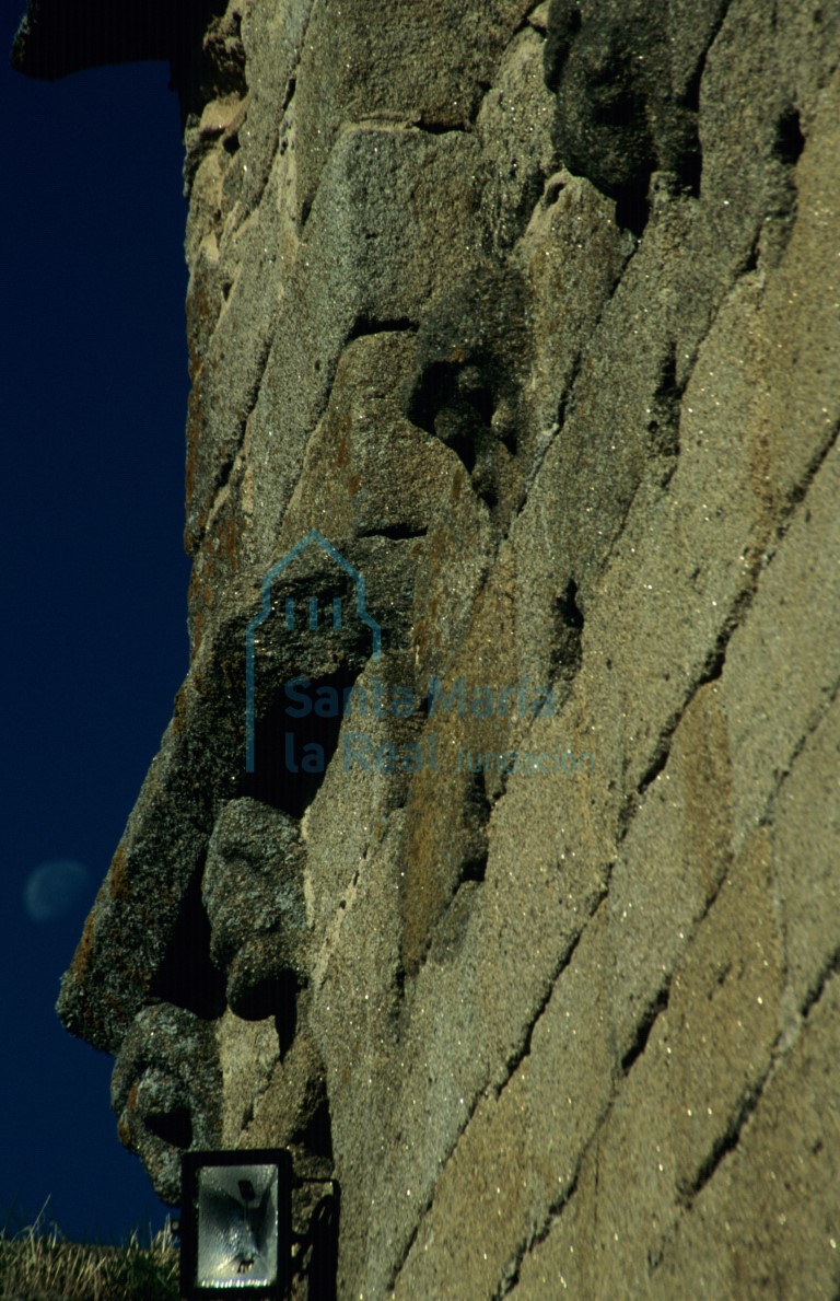 Detalle del alero del muro meridional de la nave