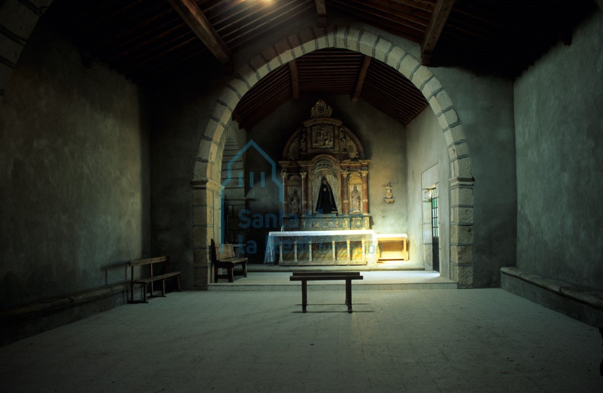 Vista del interior de la ermita hacia la cabecera