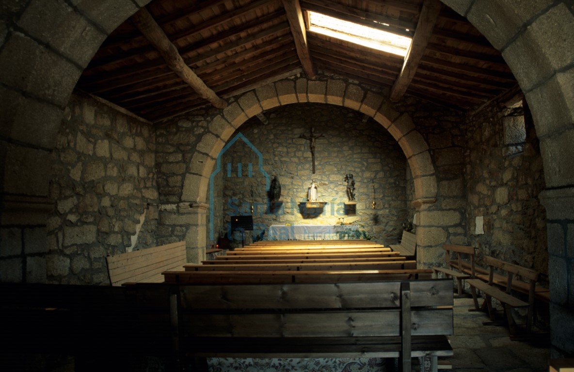 Vista del interior de la ermita hacia la cabecera