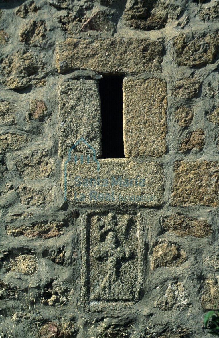 Ventana y relieve en el muro meridional