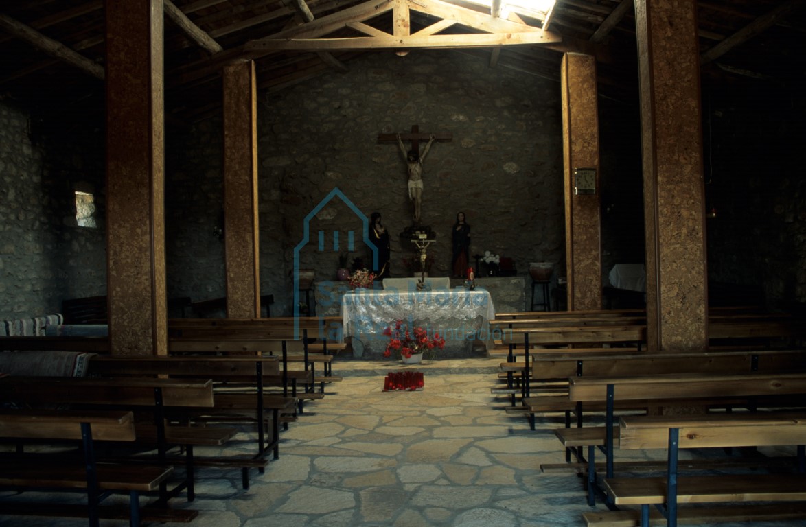 Vista del interior de la ermita hacia la cabecera