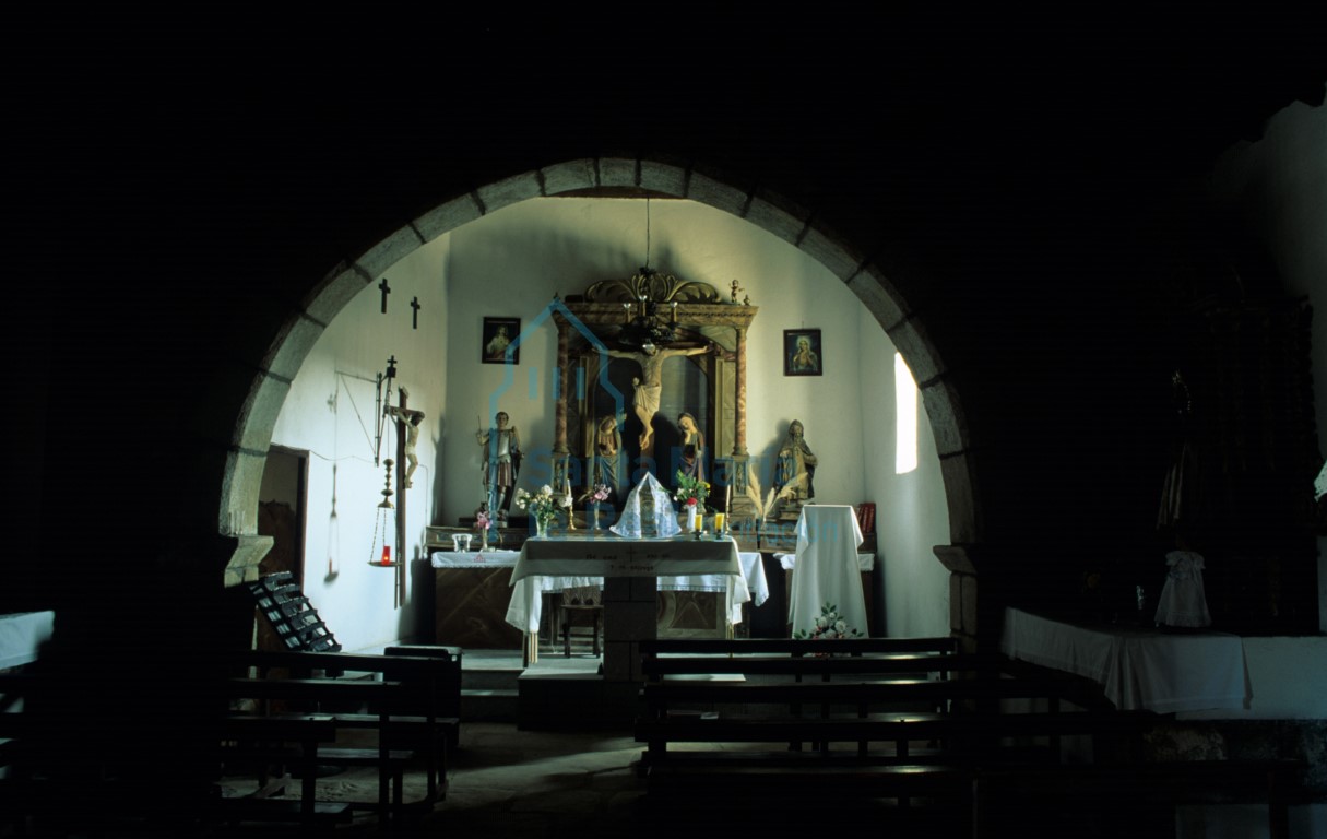 Vista del interior del templo hacia la cabecera