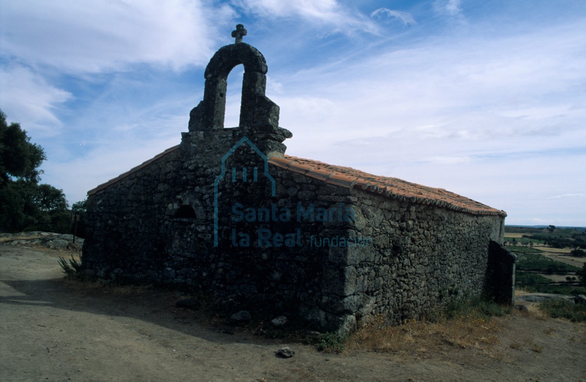 Vista de la ermita desde el suroeste Vista de la ermita desde el suroeste