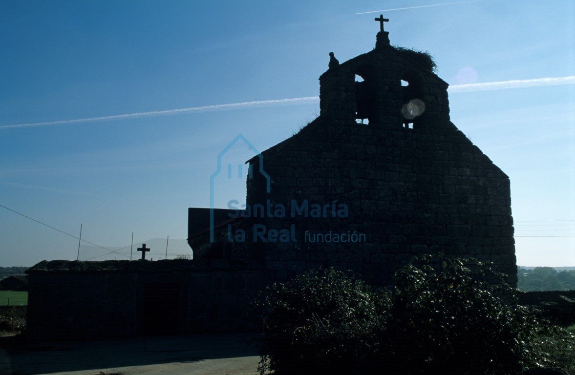Vista del exterior desde el lado oeste
