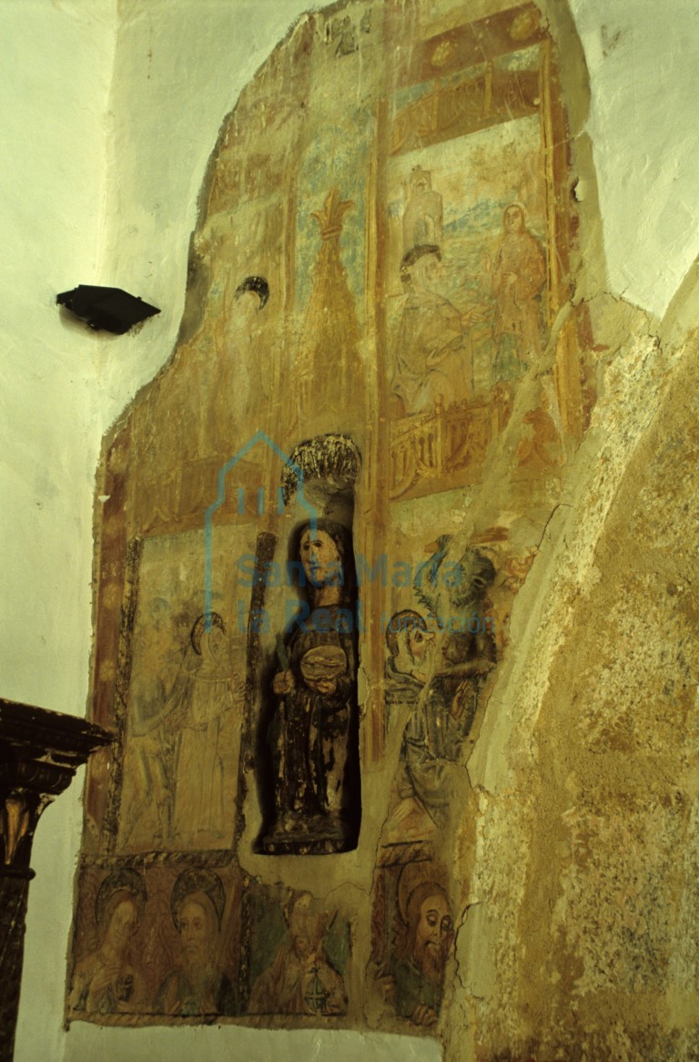 Restos de pinturas murales en el interior