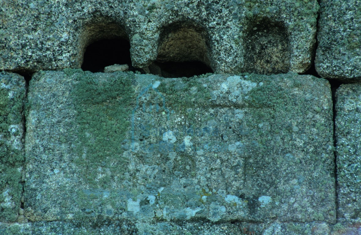 Detalle en el exterior del muro