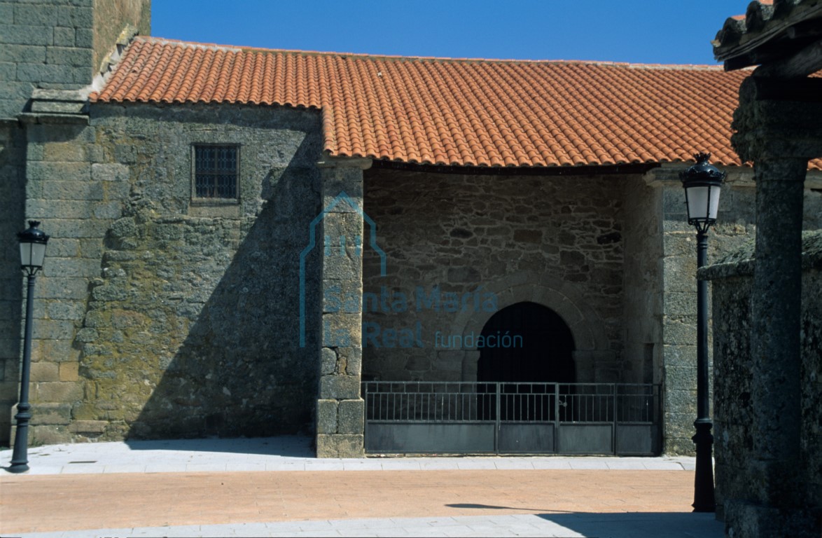 Fachada meridional con restos de antiguos paramentos