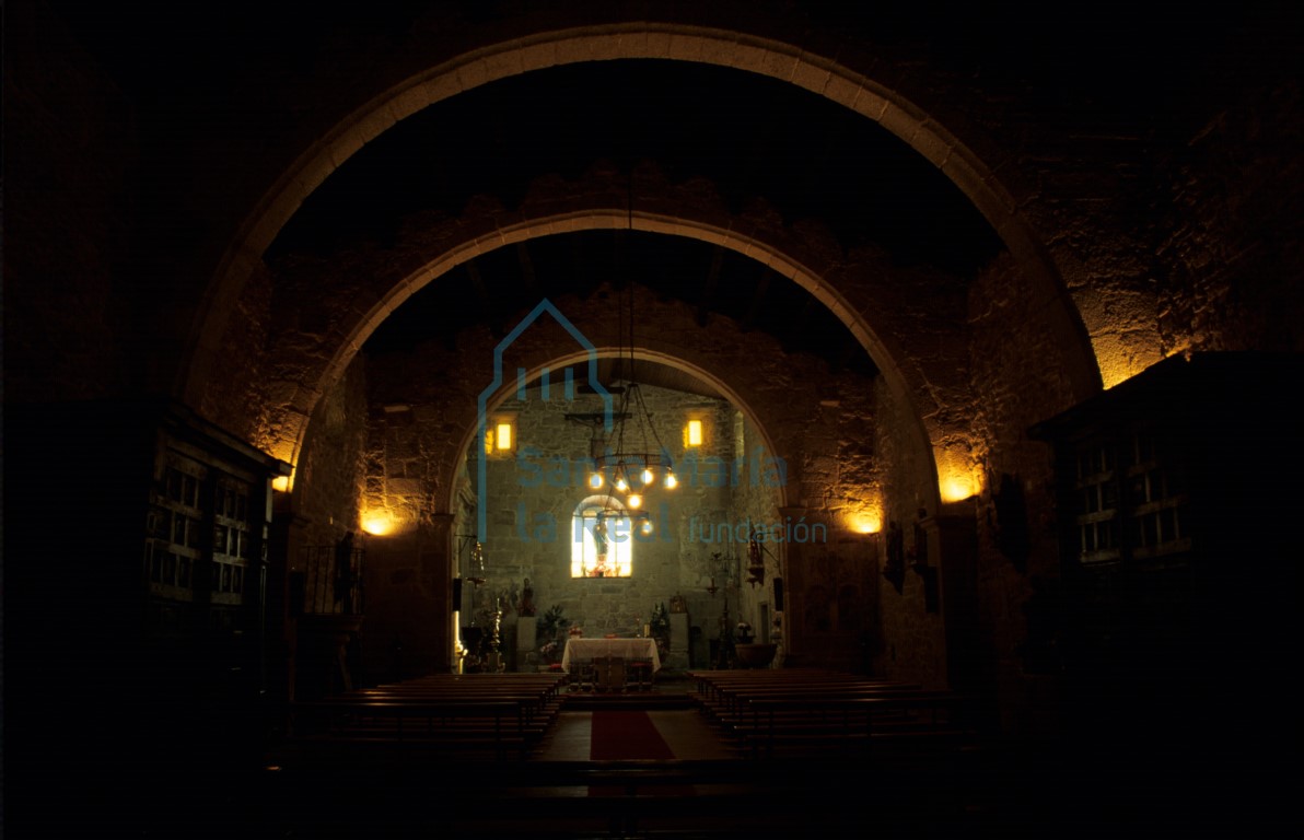 Interior de la iglesia hacia la cabecera