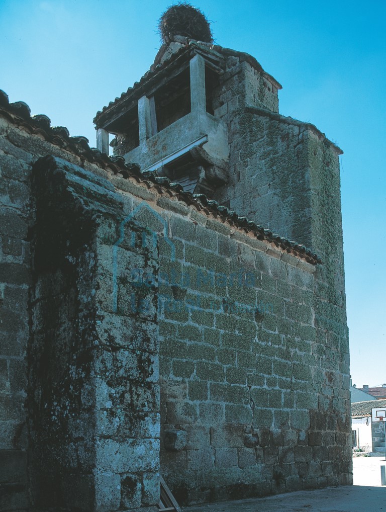 Restos de la fábrica románica en el muro norte