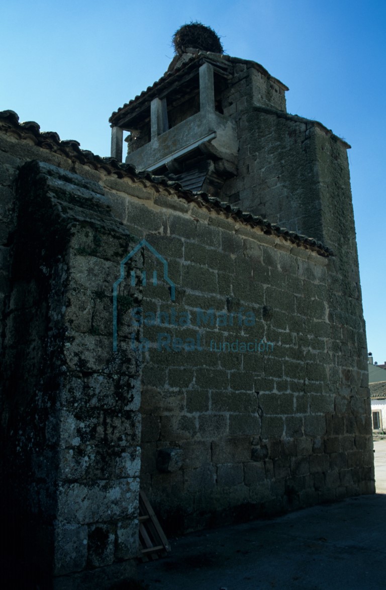 Restos de la fábrica románica en el muro norte