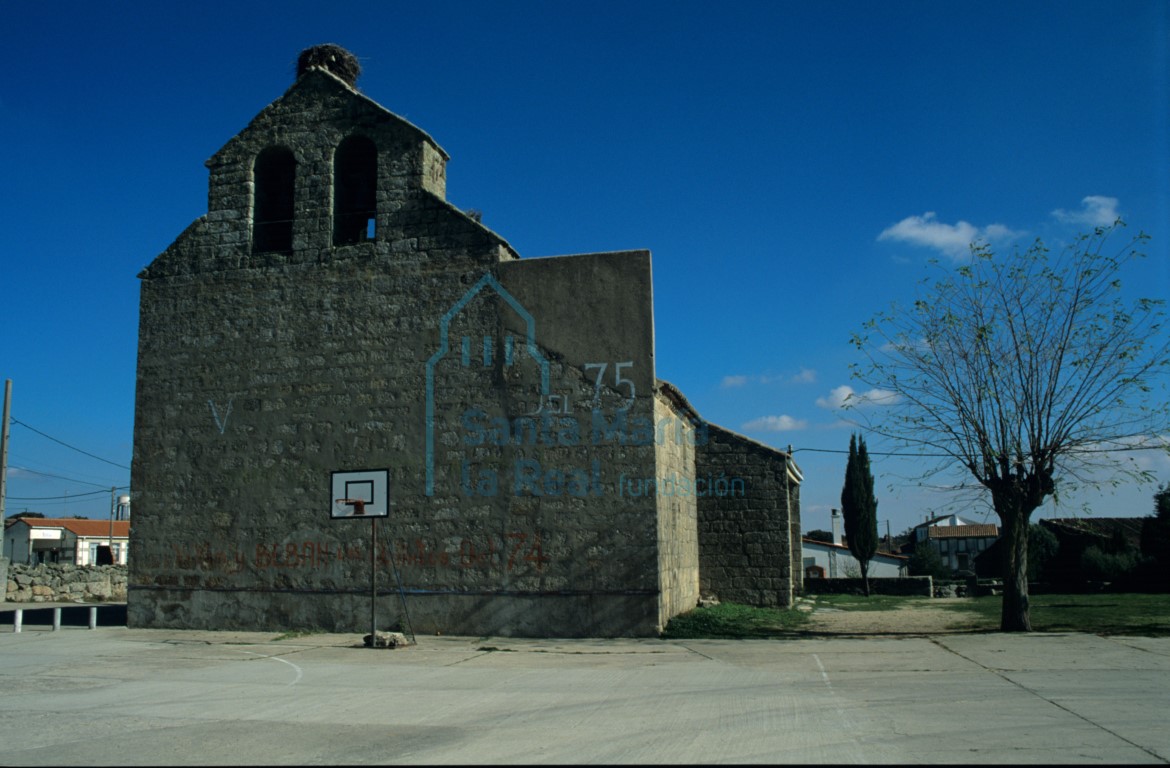 Vista del hastial y la espadaña