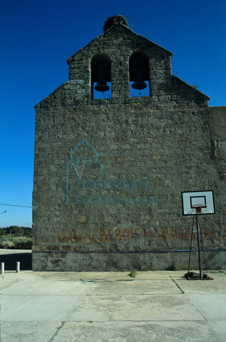 Vista del hastial y de la espadaña