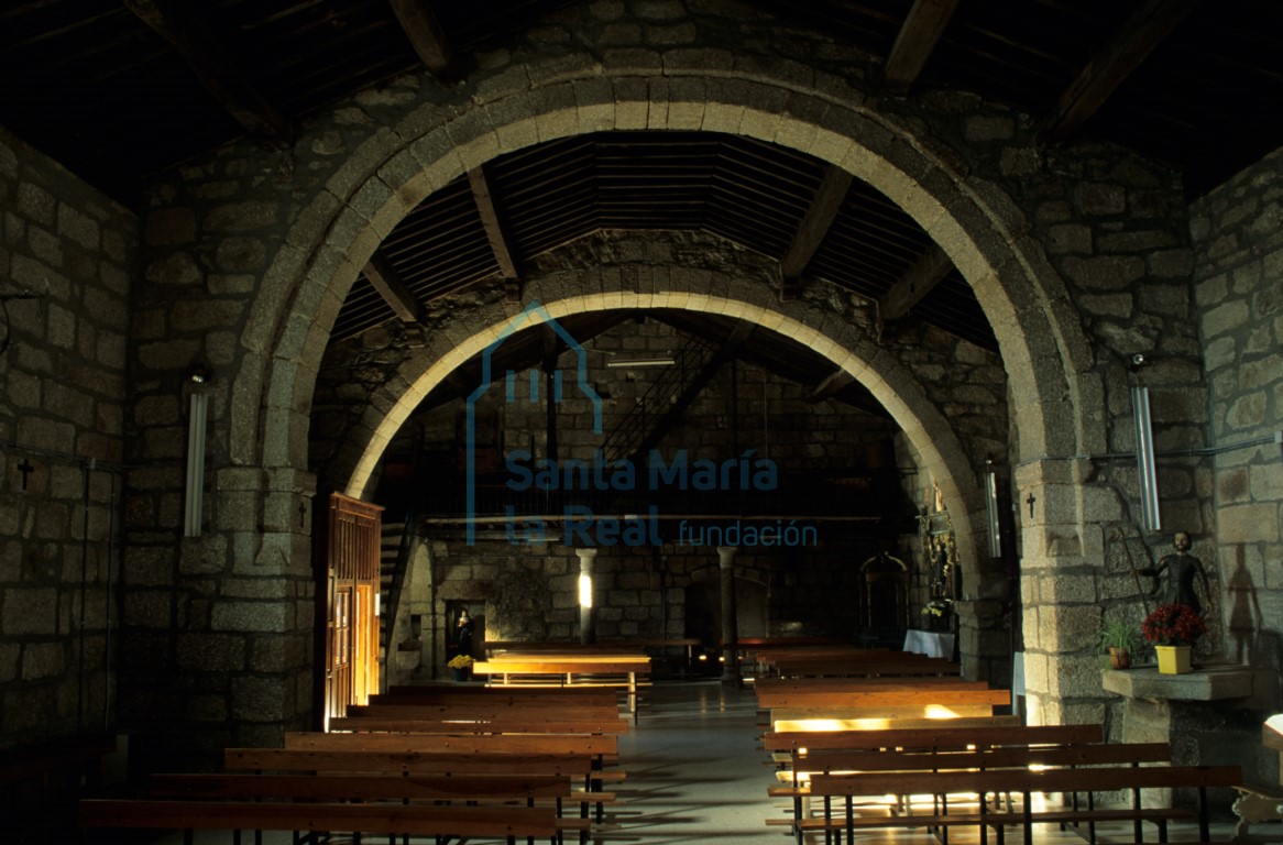 Interior de la iglesia hacia los pies