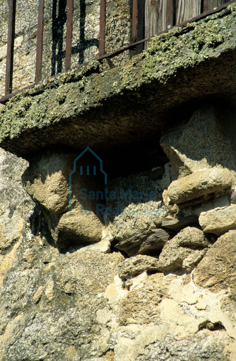 Detalle de canecillos en el oratorio de la Virgen del Rayo