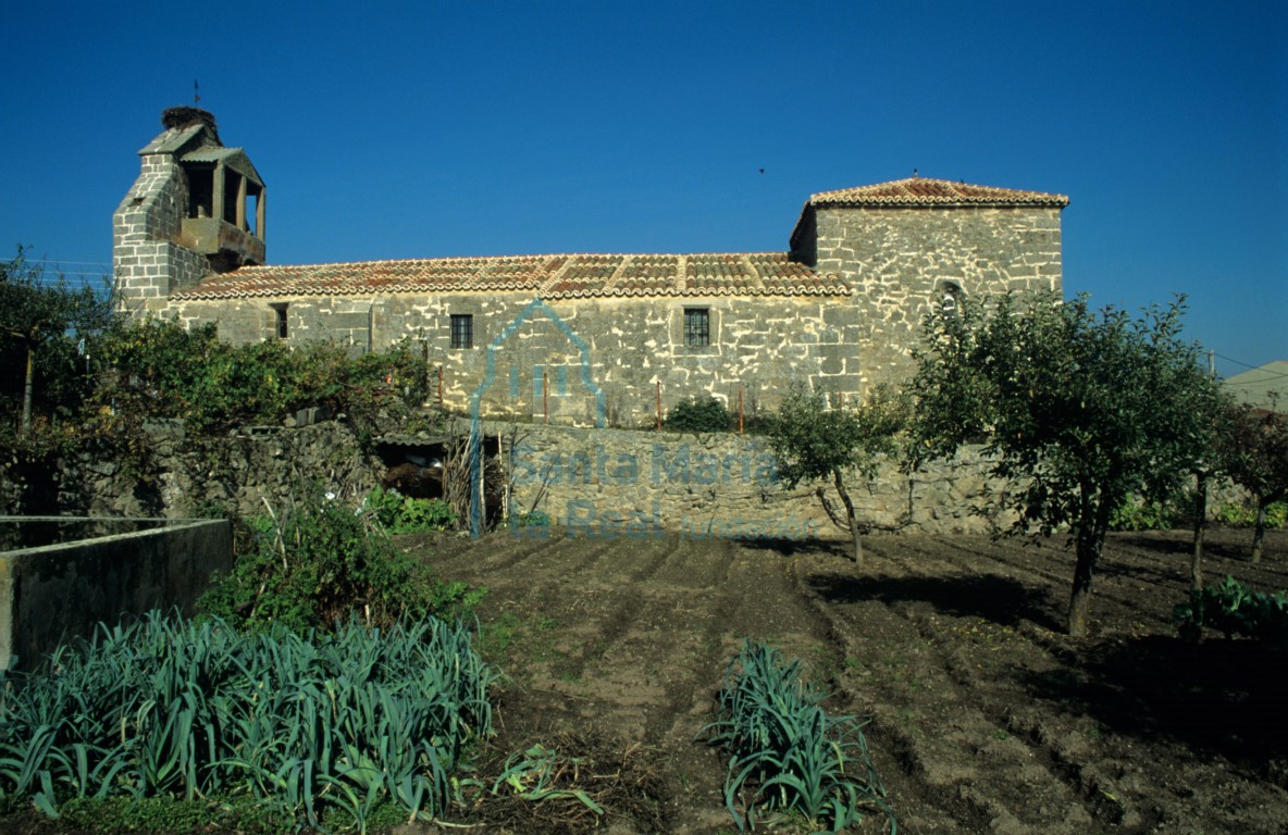 Exterior de la iglesia desde el sur