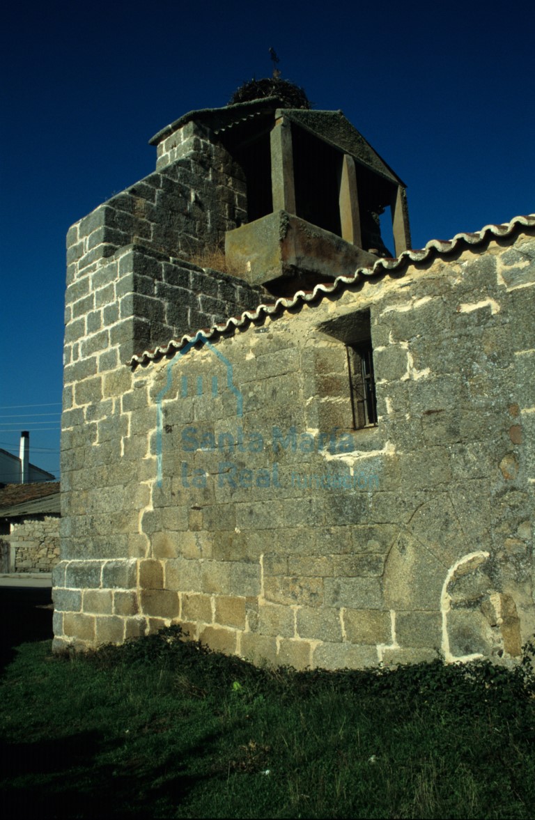 Vista de la fachada meridional y de la espadaña