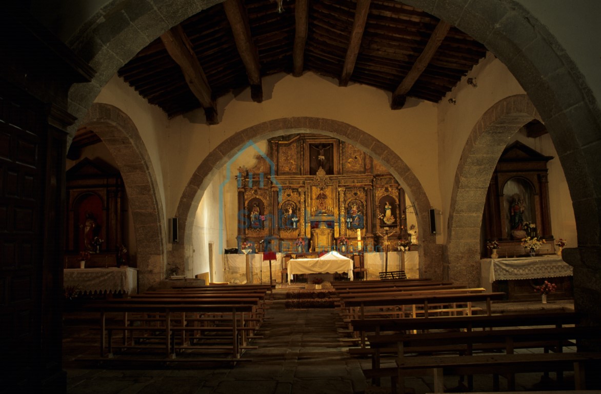 Vista del interior de la iglesia hacia la cabecera