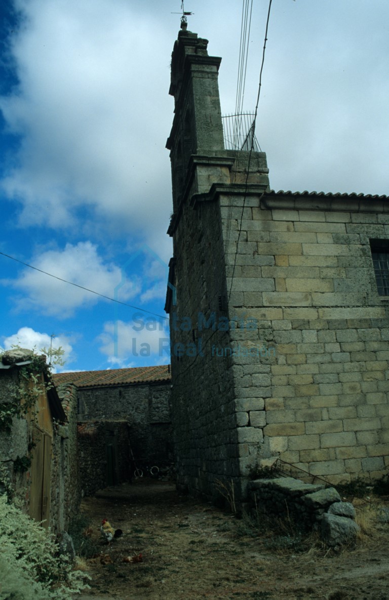 Hastial del templo, donde se aprecian los restos de la espadaña más antigua Hastial del templo, donde se aprecian los restos de la espadaña más antigua