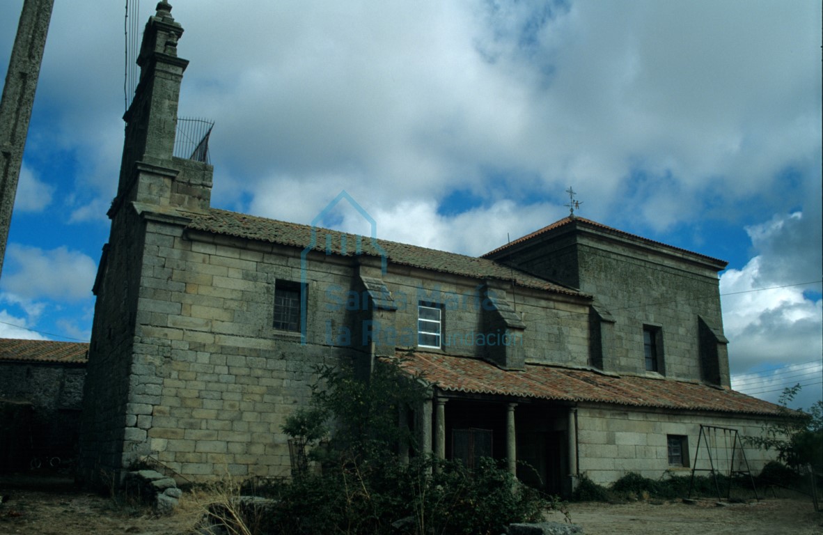 Vista del exterior del templo desde el lado suroeste