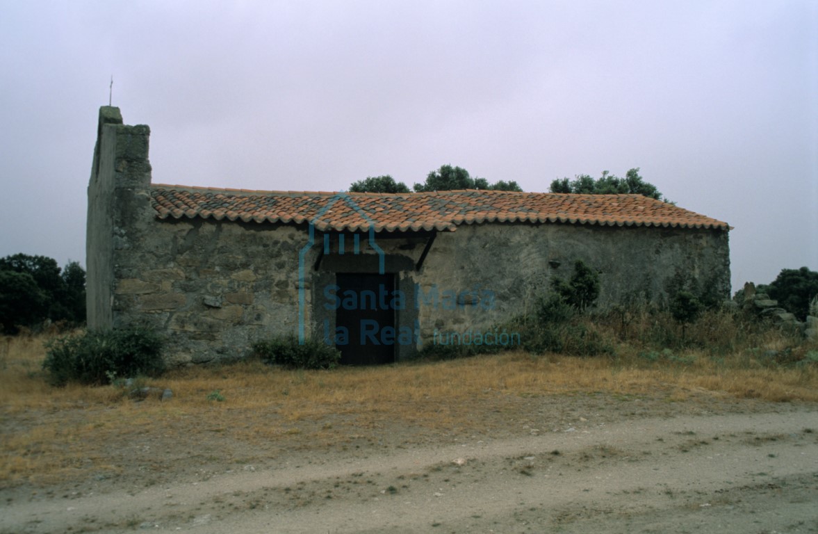 Vista del exterior de la ermita desde el lado sur