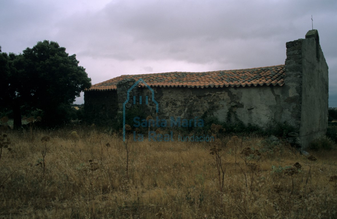 Vista del exterior de la ermita desde el lado noroeste