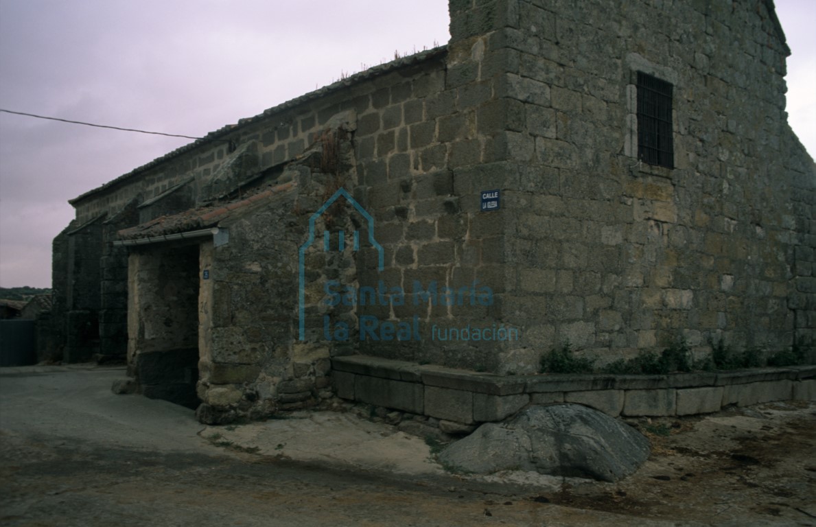 Vista del exterior de la iglesia desde el noroeste