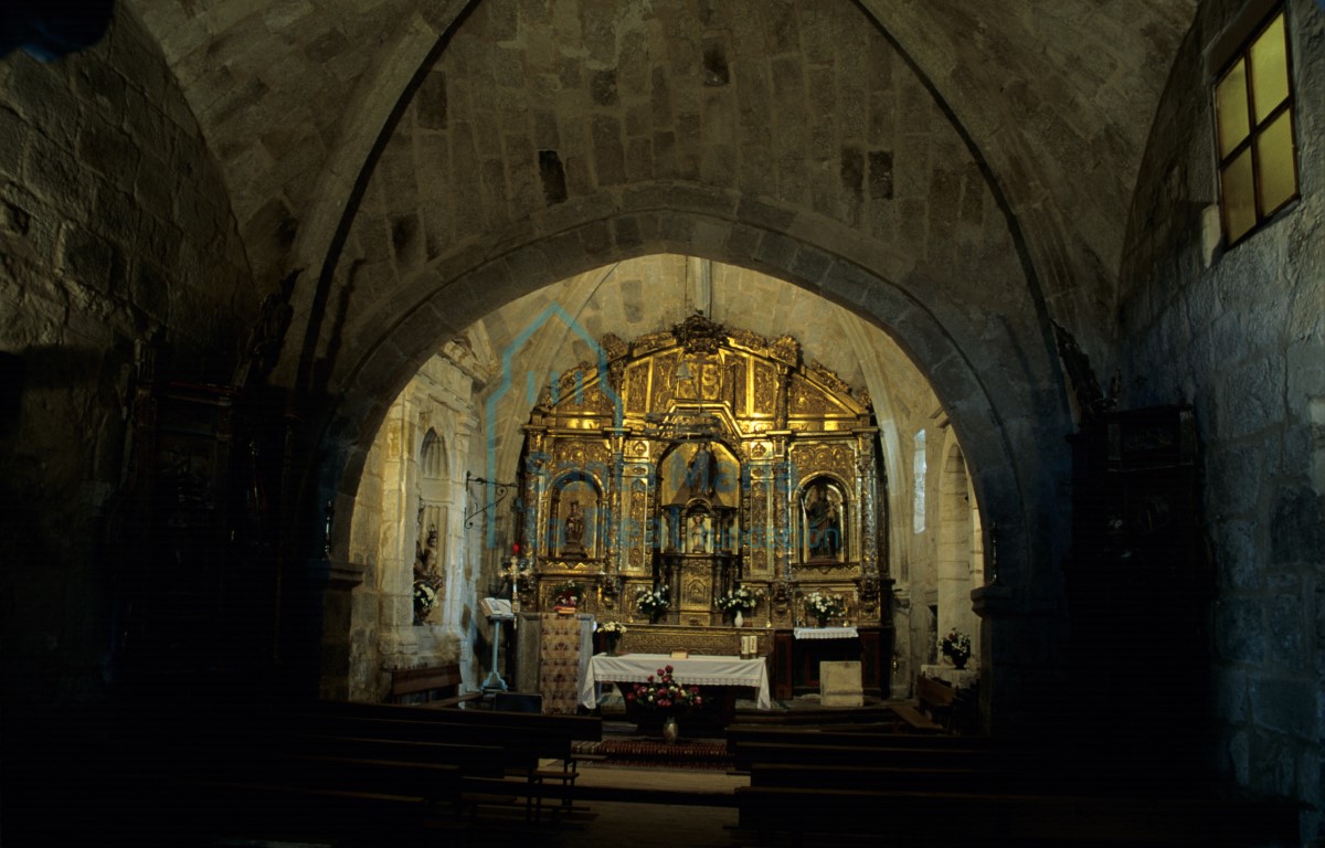 Vista del interior de la iglesia hacia la cabecera