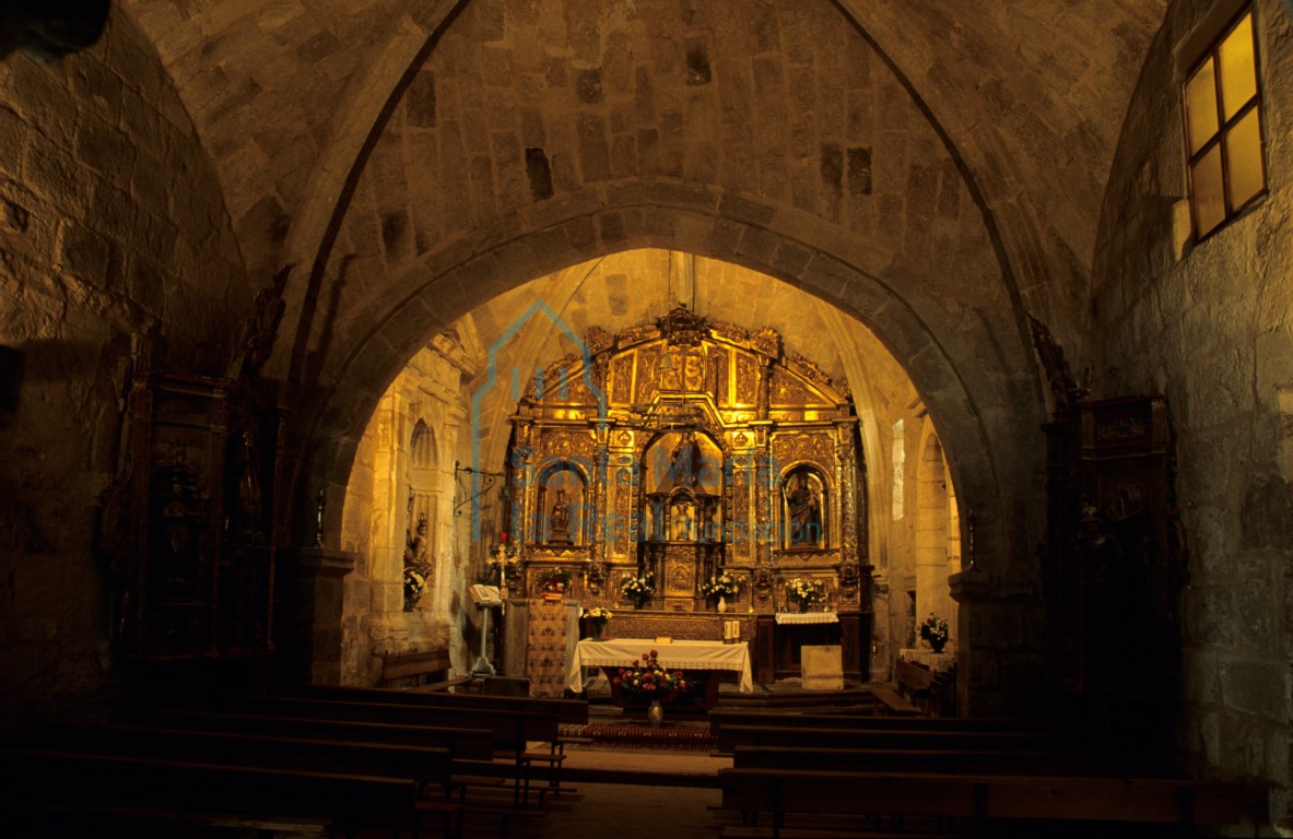 Vista del interior de la iglesia hacia la cabecera