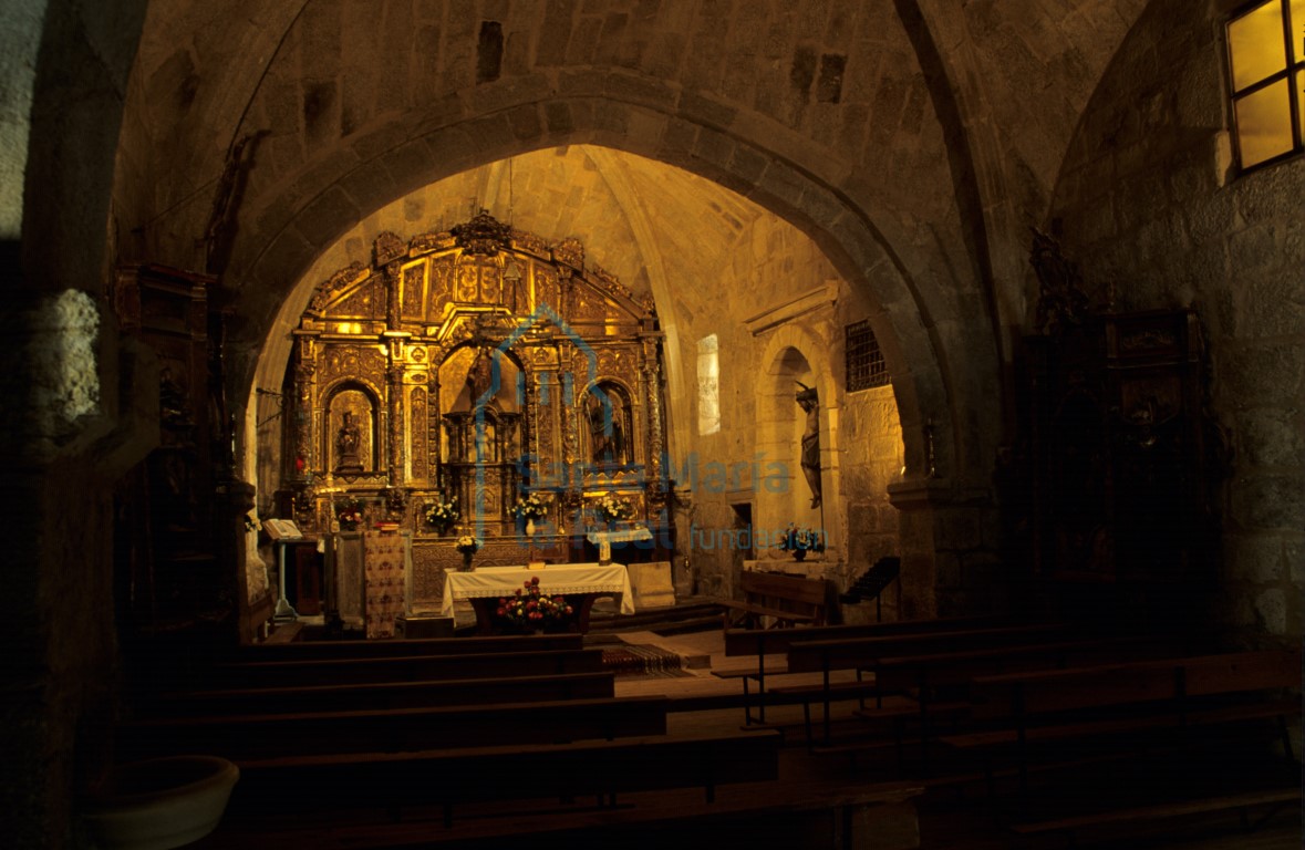 Vista del interior de la iglesia hacia la cabecera