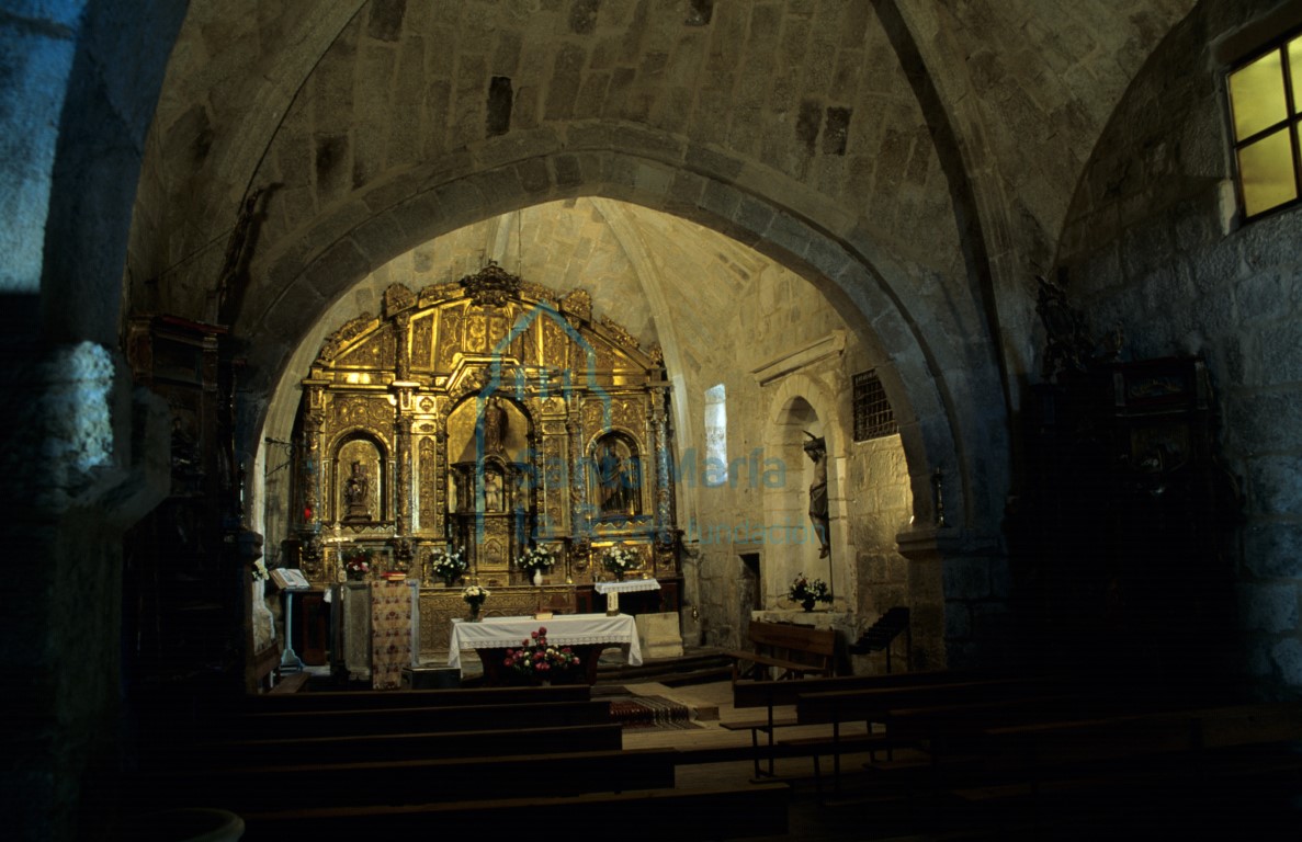 Vista del interior de la iglesia hacia la cabecera