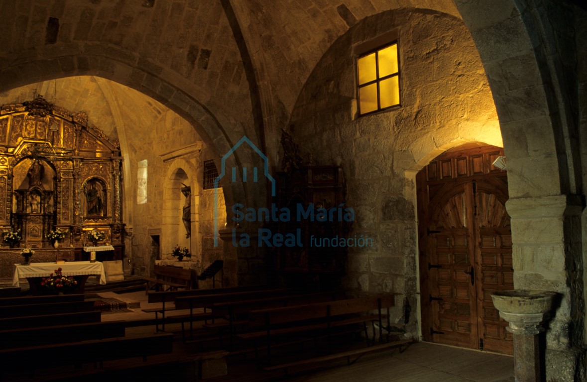 Vista del interior de la iglesia y de la portada meridional